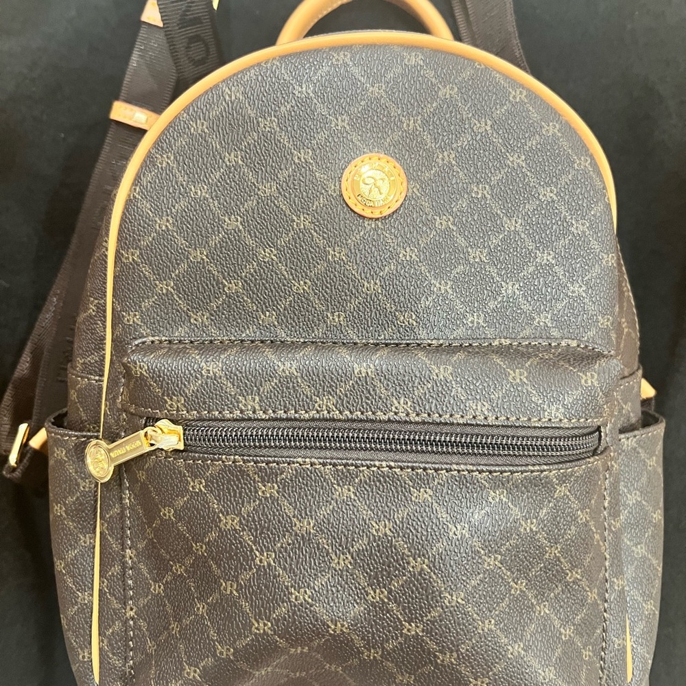 Zaino 23
Small Round Dome Backpack. Like Brand New.